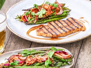 Vepřová pečeně v pivní BBQ marinádě s grilovanými fazolkami