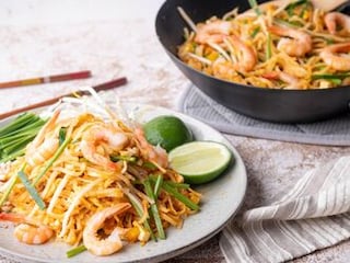 Thajské nudle s krevetami a sójovými klíčky