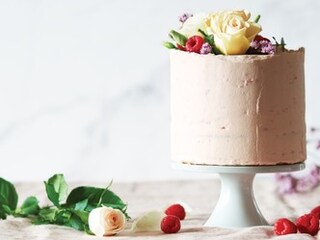 Romantický svatební dort s květy