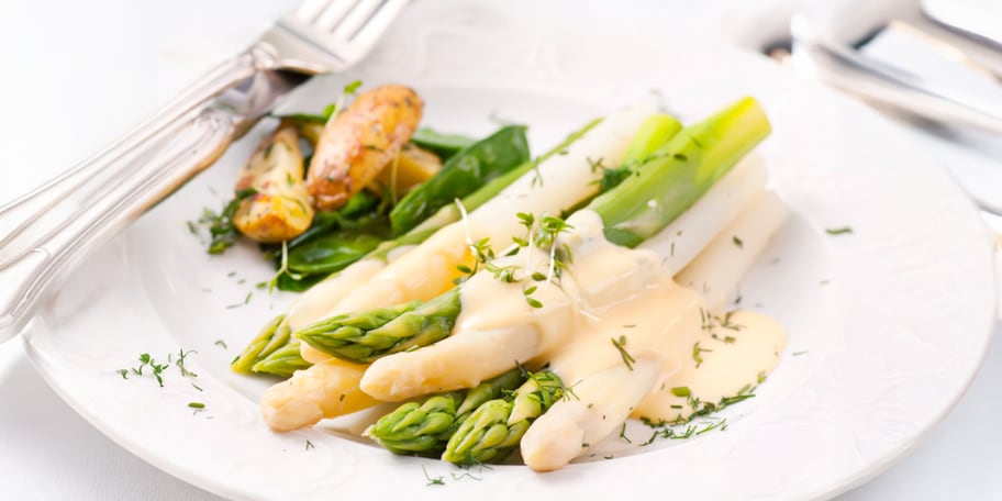 Bílý a zelený chřest s holandskou omáčkou