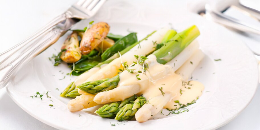 Bílý a zelený chřest s holandskou omáčkou