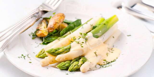 Bílý a zelený chřest s holandskou omáčkou