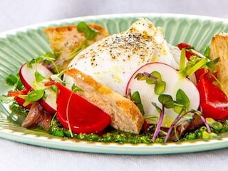 Excelentní BURRATINA S BYLINKOVÝM PESTEM, ředkvičkami a ančovičkami 