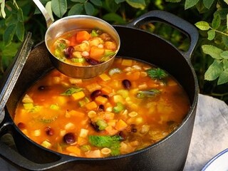 Podzimní zeleninová polévka s dýní a kapustou