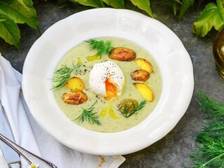 Letní koprovka s cuketou a zastřeným vejcem