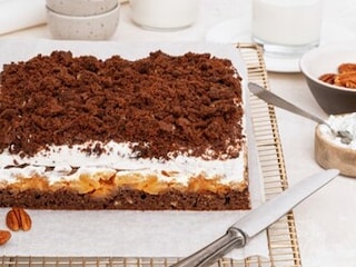 Drobenkové jablečné řezy s pekanovými ořechy a skořicí