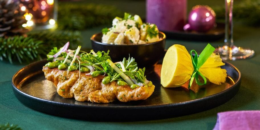 Kapr v bylinkovém těstíčku s koprovou majonézou a bramborovým salátem