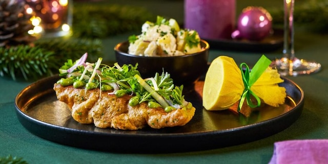 Kapr v bylinkovém těstíčku s koprovou majonézou a bramborovým salátem