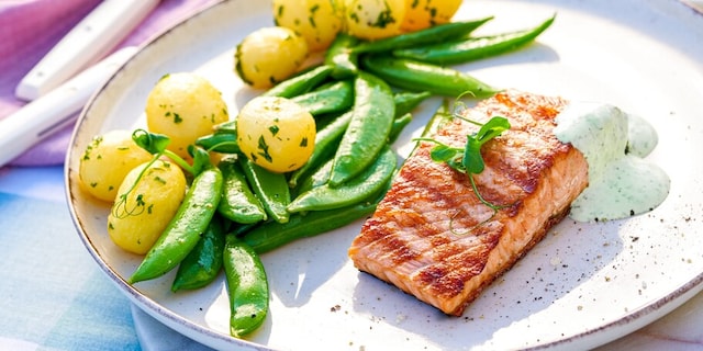 Grilovaný filet z lososa s hráškovými lusky a brambůrky
