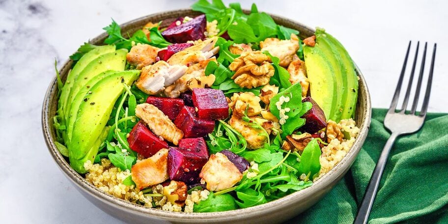 Salát s pečenou řepou, avokádem, quinoou a krůtím masem