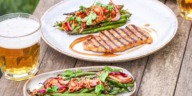 Vepřová pečeně v pivní BBQ marinádě s grilovanými fazolkami