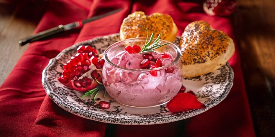 Šlehaný kozí sýr s brusinkami a křupavými krekry