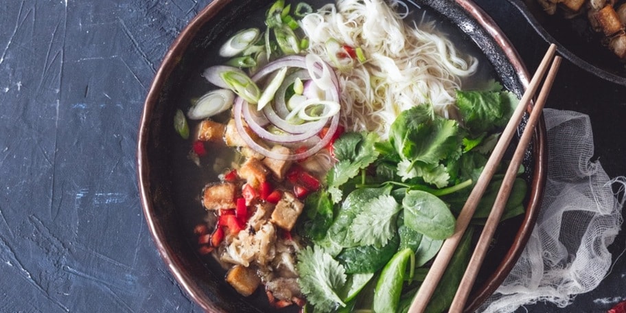 Kuřecí polévka s tofu, vlasovými nudlemi a špenátem