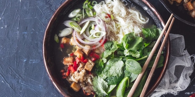 Kuřecí polévka s tofu, vlasovými nudlemi a špenátem