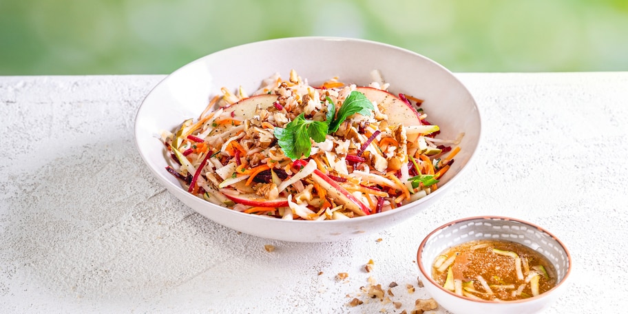 Křupavý salát se sladkokyselou zálivkou