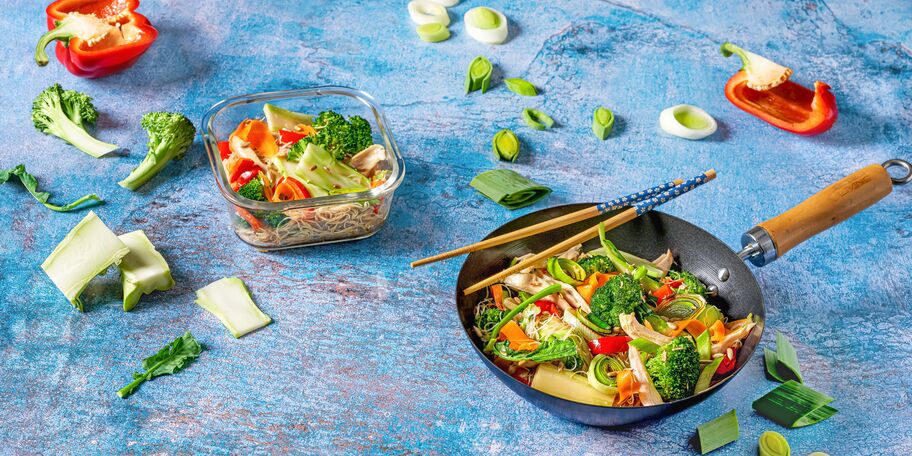 Neplýtvací stir-fry se zbylou zeleninou a masem