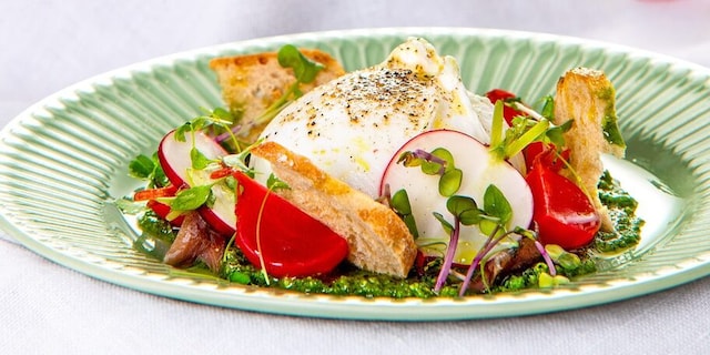 Excelentní BURRATINA S BYLINKOVÝM PESTEM, ředkvičkami a ančovičkami