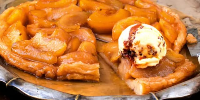 Obrácený jablečný koláč s calvados