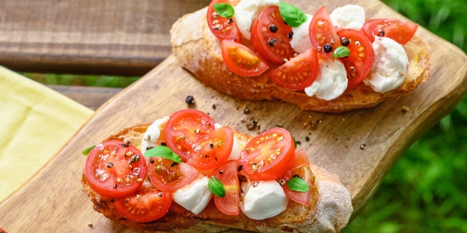 Křupavá bruschetta s Albertýnkami a mozzarellou