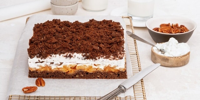 Drobenkové jablečné řezy s pekanovými ořechy a skořicí