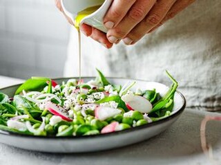 Špenátový salát s fetou a hráškem