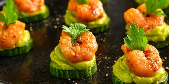 Jednohubky s guacamole a chilli krevetami