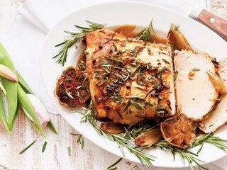 Voňavá vepřová pečeně na česneku s rozmarýnem a kuskusem