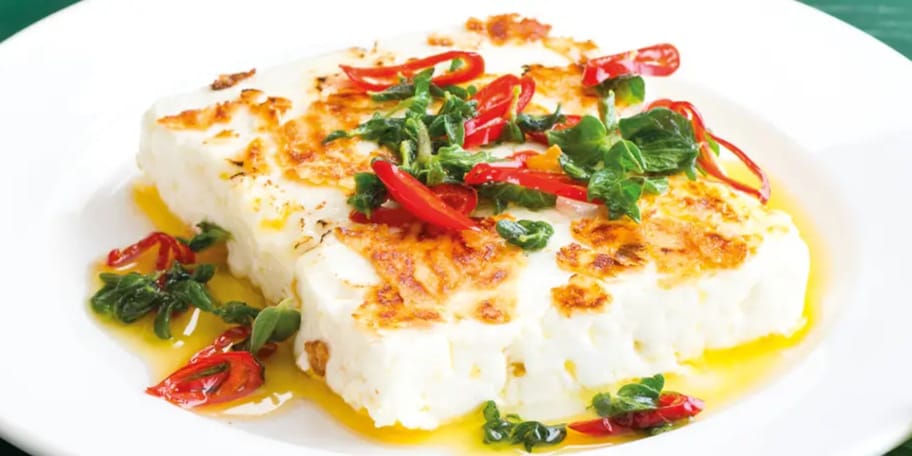 Grilovaný sýr feta nakládaný v chilli a oreganu