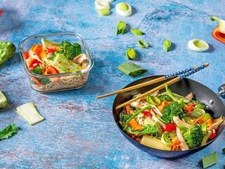 Neplýtvací stir-fry se zbylou zeleninou a masem