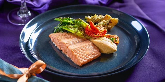 Pošírovaný losos s artyčoky, pečeným salátem, hummusem a sušenými rajčaty od Ondřeje Korába