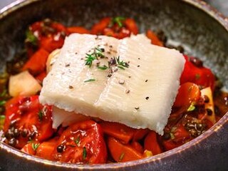 Halibut s pečenou zeleninou, rajčaty a čočkou beluga