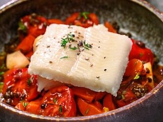 Halibut s pečenou zeleninou, rajčaty a čočkou beluga