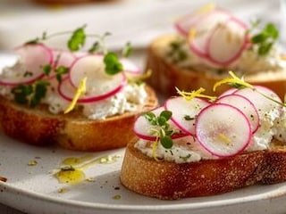CROSTINI S RICOTTOU, ředkvičkami a citronovou kůrou
