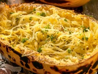 Pečené špagetové dýně s česnekovobylinkovým máslem