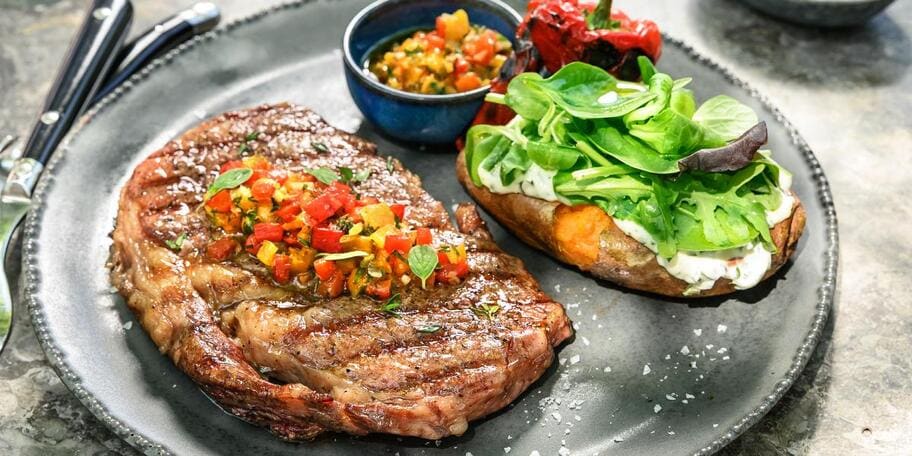Grilovaný WAGYU STEAK, batáty a salsa z paprik