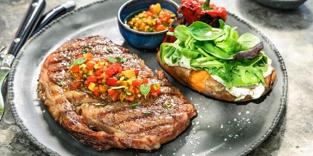 Grilovaný WAGYU STEAK, batáty a salsa z paprik