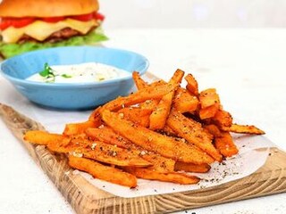 Hovězí burger s batátovými hranolky