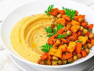 Polenta s pečenou dýní, mrkví a cizrnou