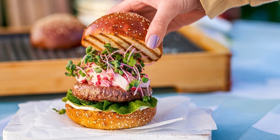 Jarní angus burger s ředkvičkovou salsou