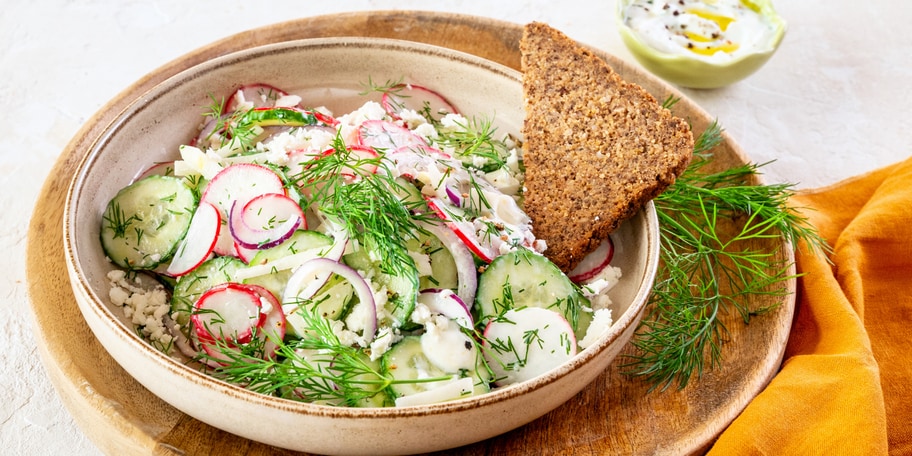 Jarní řecký salát s jogurtovým dresinkem