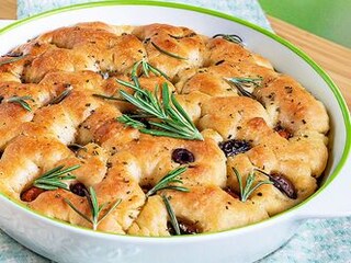 Domácí focaccia s olivami a rozmarýnem