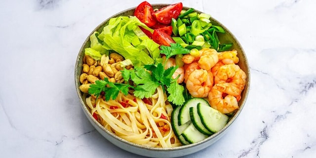 Thajský salát s rýžovými nudlemi a krevetami