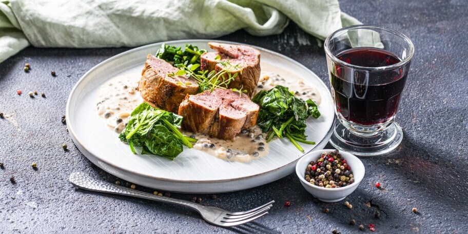 Panenka se špenátem a pepřovou omáčkou