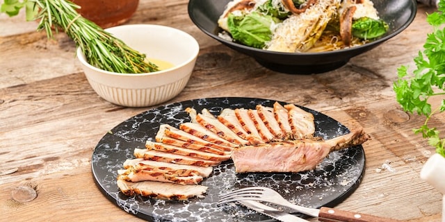 Vepřový tomahawk s grilovaným salátem à la Caesar