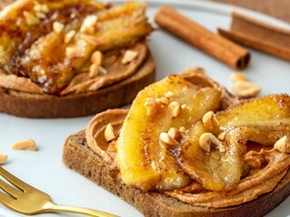 Karamelizovaný banánový toust s javorovým sirupem a arašídy