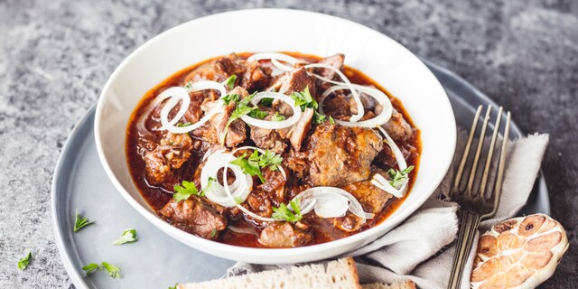 Zabijačkový guláš dušený v troubě