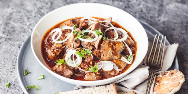 Zabijačkový guláš dušený v troubě