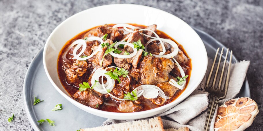 Zabijačkový guláš dušený v troubě