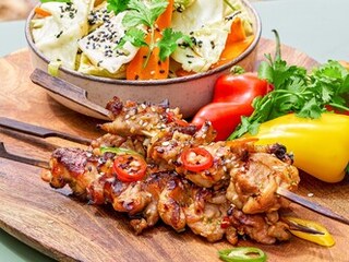 Marinované kuřecí stehno s grilovaným zelným salátem