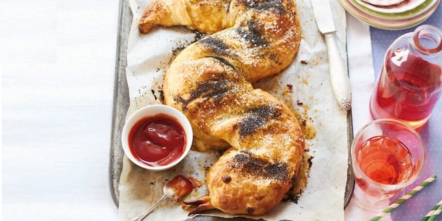 Plněný slaný štrůdl z listového těsta ve tvaru hada